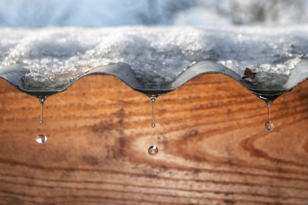 tôle ondulée et neige